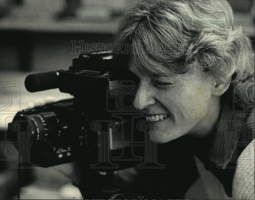 1986 Press Photo Pat Conway videotaping messages for children in South America - Historic Images