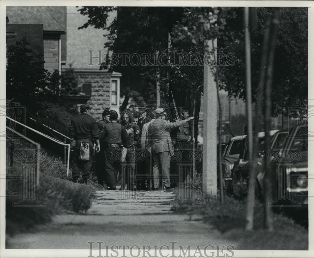 1977 Press Photo Suspect Donald Roman was led away by Police in Milwaukee-Historic Images