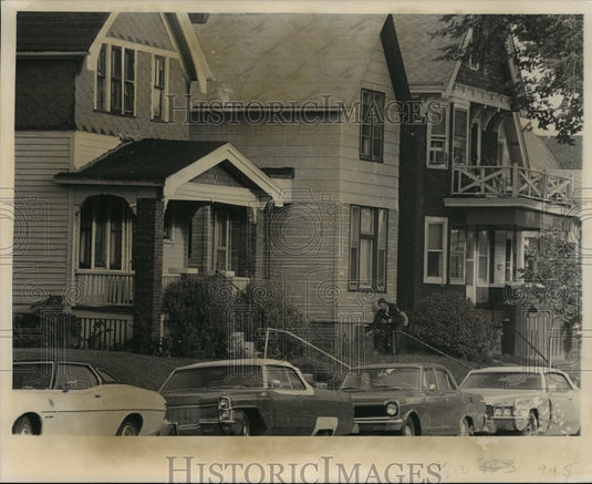 1977 Press Photo Milwaukee Police advance on a suspected shooting, Milwaukee - Historic Images