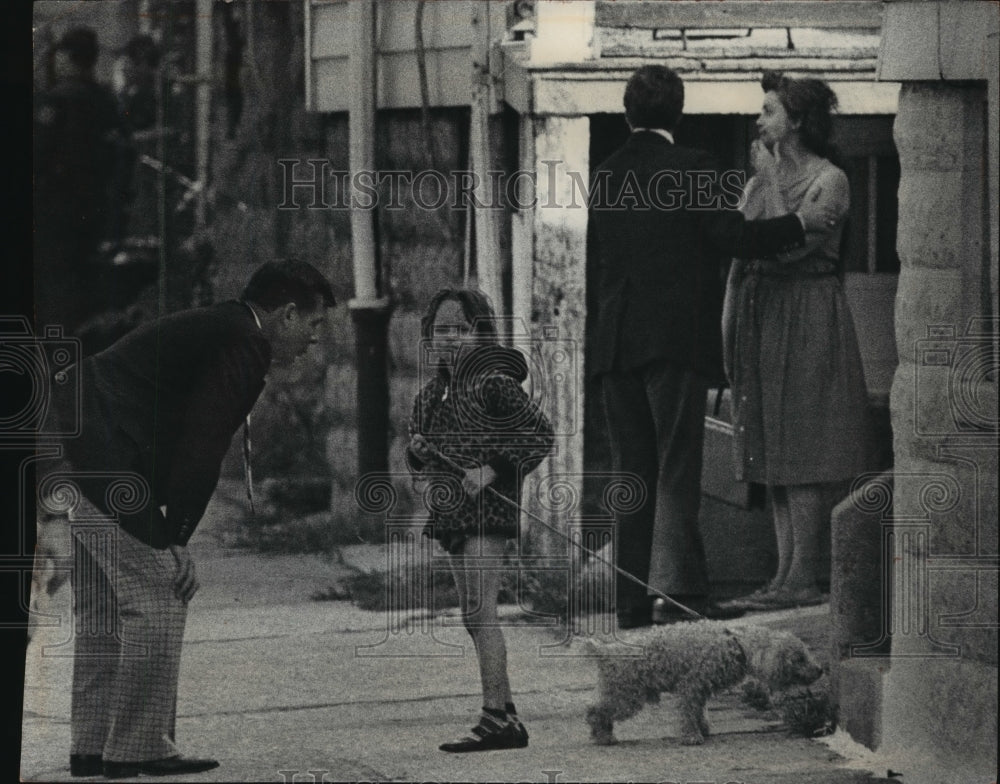 1977 Press Photo Police Speaking with Mother and Daughter at 1555 S. 6th St. - Historic Images