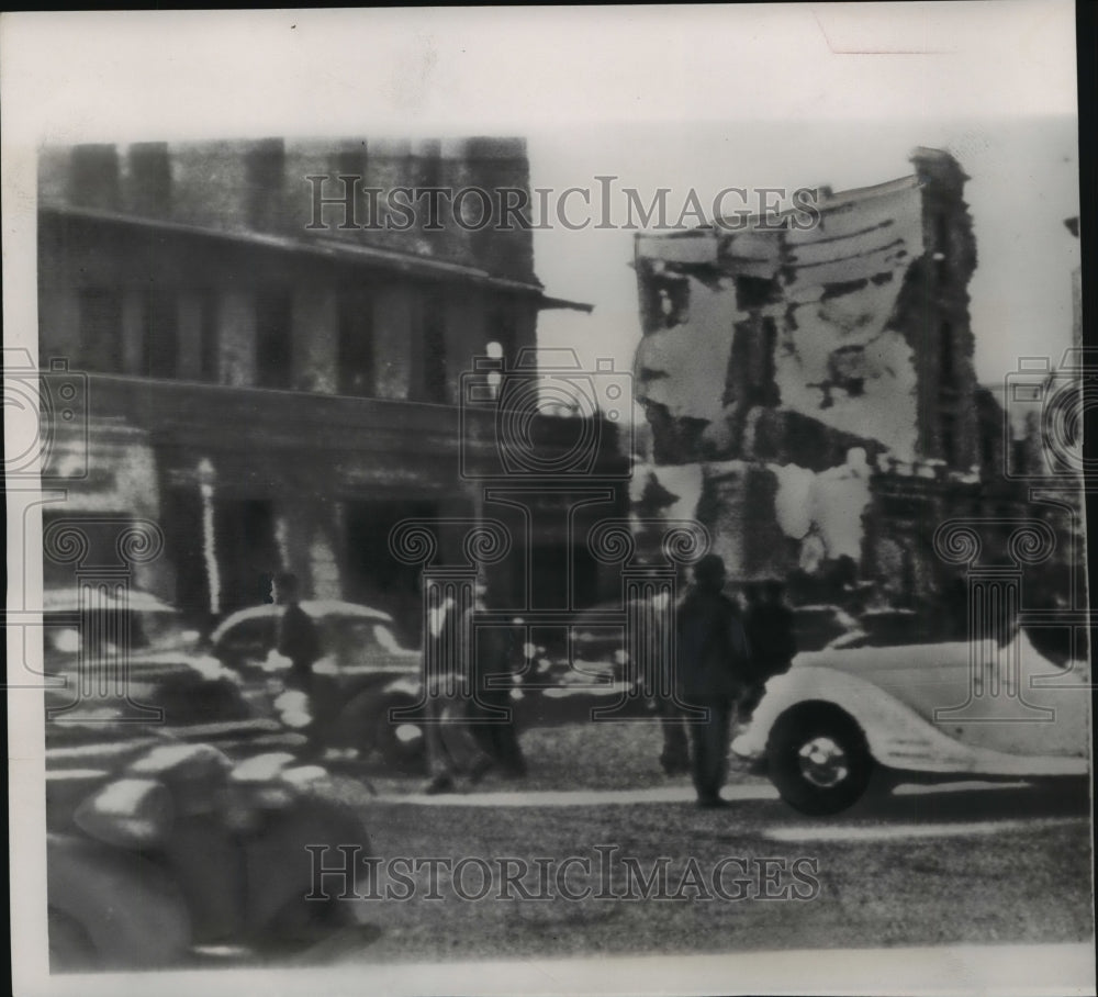 1952 Charred walls of Cairo's Shepherd's hotel after rioting, Egypt - Historic Images