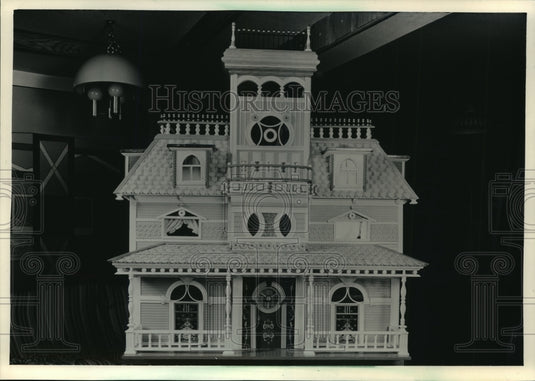 1987 Press Photo Victorian Dollhouse by Woodruff Couple-Historic Images
