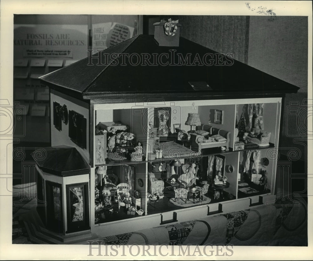 1984 Press Photo Elizabeth Ogden&#39;s Doll House at Milwaukee Public Library - Historic Images