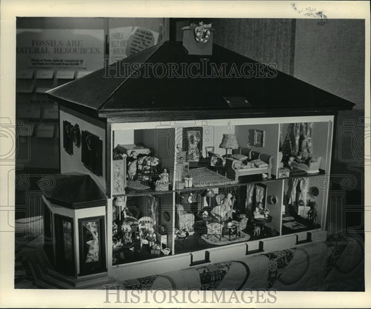 1984 Press Photo Elizabeth Ogden's Doll House at Milwaukee Public Library - Historic Images