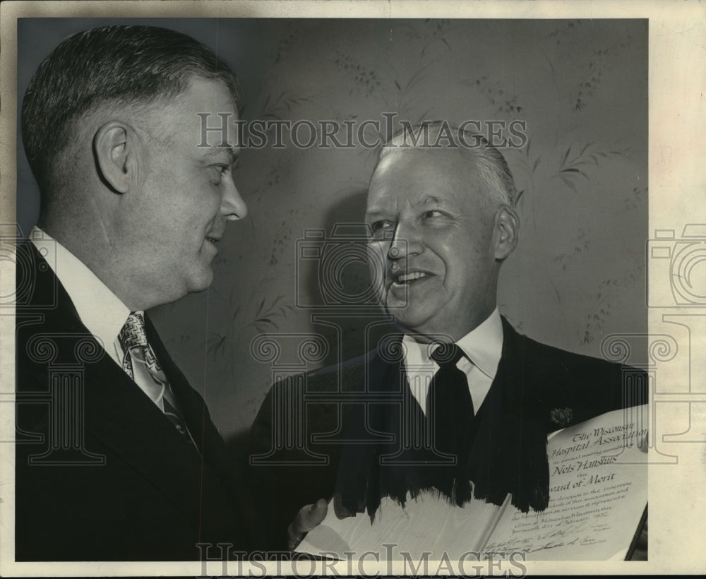 1952 Press Photo Nels E. Hanshus &amp; Dr. H.M. Coon of Wisconsin Hospitals - Historic Images