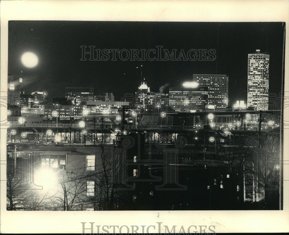 1989 Press Photo A Full Moon Over the Milwaukee Skyline Seen from Mitchell Park-Historic Images