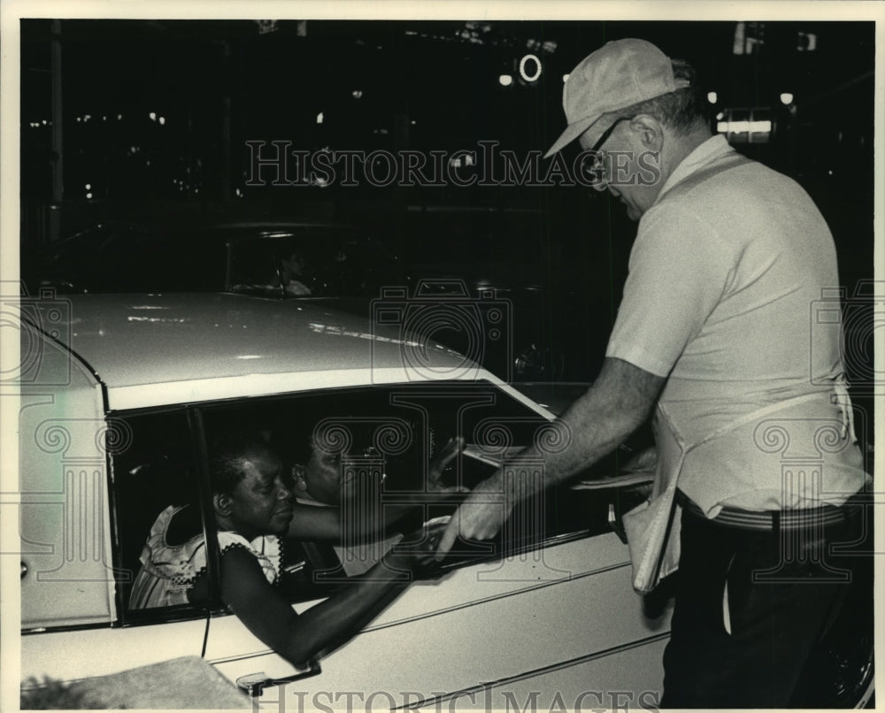 1986 Press Photo Miles Ullsperger sells racing forms at Wisconsin Avenue - Historic Images