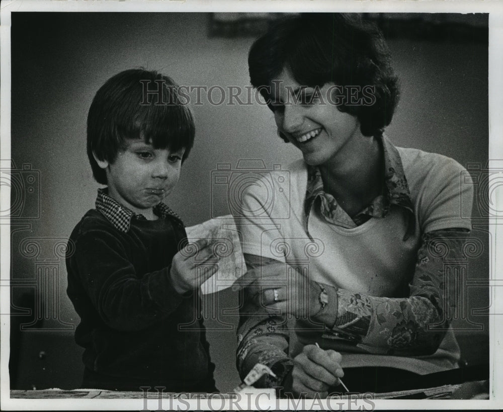 1975 Press Photo Teacher Jane Fogerty Comments on Drawing by Daniel Hottinger - Historic Images