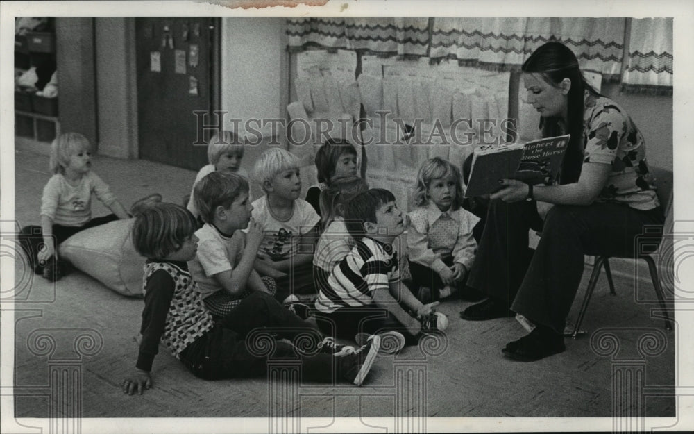 1975 Press Photo Reading Session at the Early Childhood Enrichment Center - Historic Images