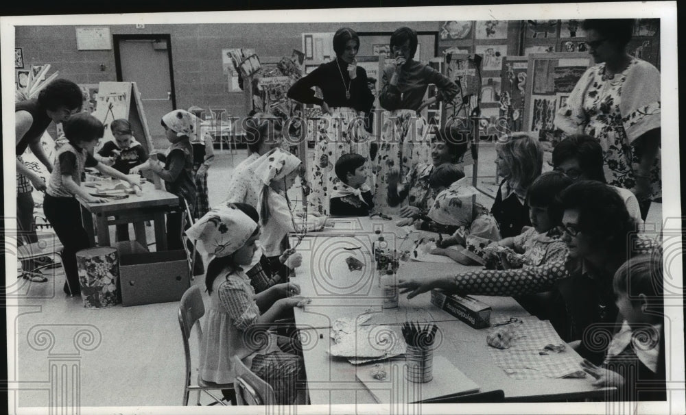 1975 Press Photo Kindergarten at Alcott School Participates in Art Fair - Historic Images