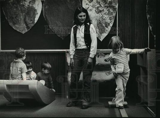 1980 Press Photo Amy Wegmann is being watched by volunteer mom, Barbara Reuter-Historic Images