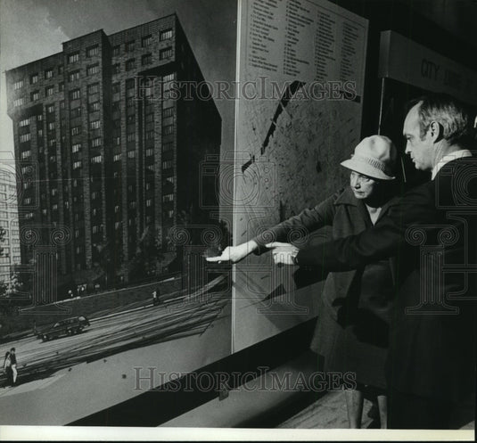 1980 Press Photo Thomas Kuesel and Mrs. Gertrude Fenske cover Condominium plans-Historic Images