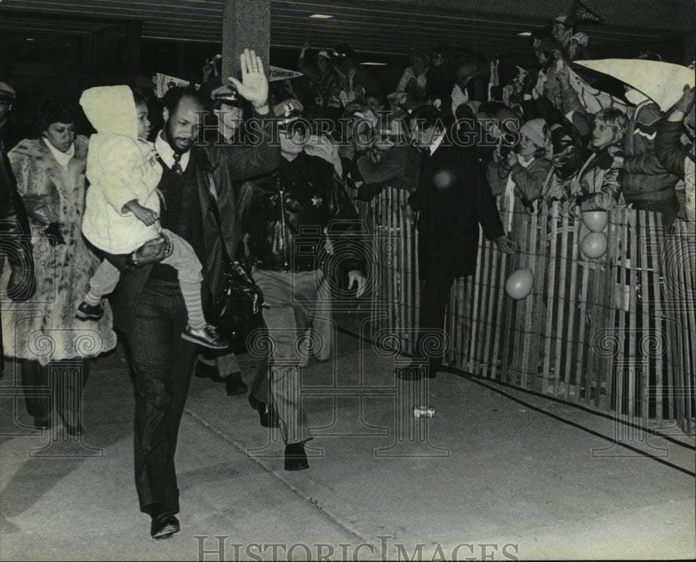 1982 Press Photo Cecil Cooper at the airport after a World Series loss - Historic Images