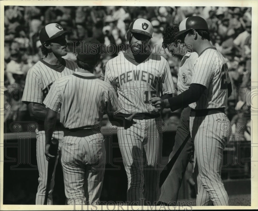 1983 Press Photo Cecil Cooper of Milwaukee Brewers with Teammate Ted Simmons - Historic Images
