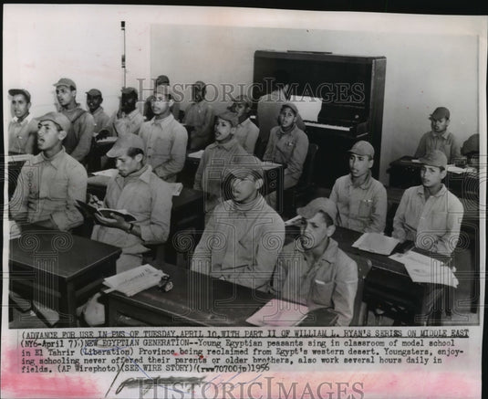 1956 Press Photo Egyptian Peasants sing at model school in El Tahrir; Egypt - Historic Images