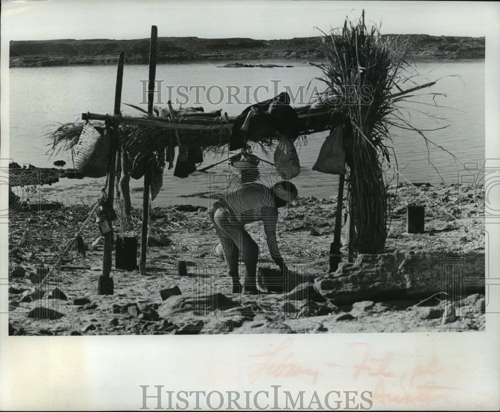 1975 Press Photo Fisherman in Improvised Shelter on Lake Nasser, Egypt-Historic Images