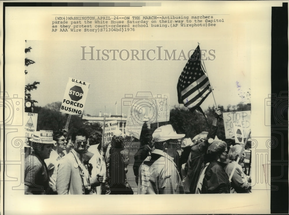 1976 Press Photo Antibusing marchers parade past the White House in WashingtonDC - Historic Images