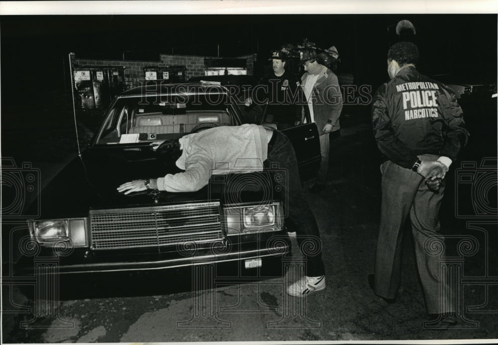 1989 Press Photo Police Detaining Buyer During Crack House Bust - Historic Images