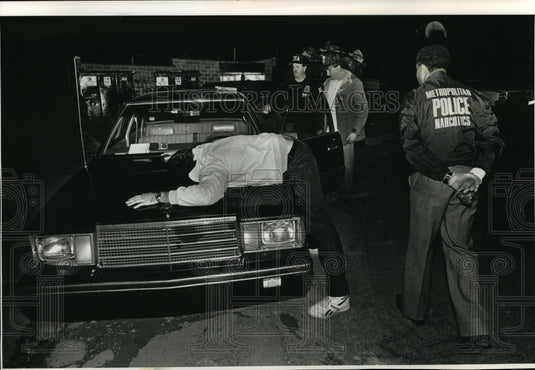 1989 Press Photo Police Detaining Buyer During Crack House Bust - Historic Images