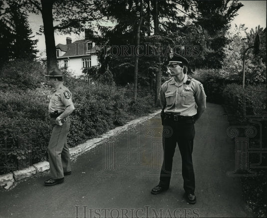 1988 Press Photo Winnetka Police guard home of Laurie Dann - mja87102 - Historic Images