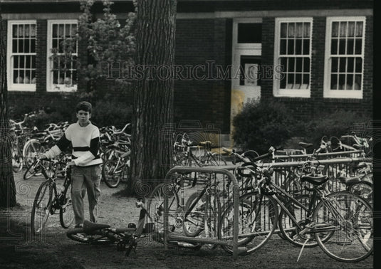 1988 Press Photo Student at Hubbard Woods Elementary School After Shooting - Historic Images
