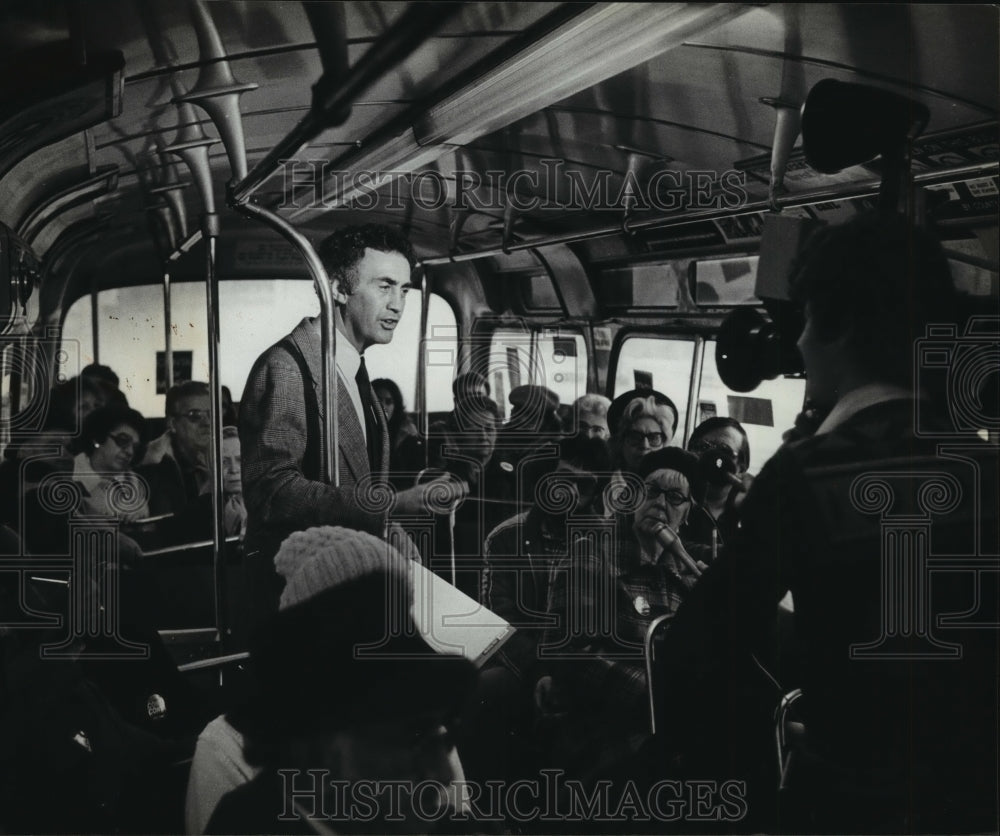 1988 Press Photo Dennis J. Conta, Candidate for Mayor, on a bus with reporters-Historic Images