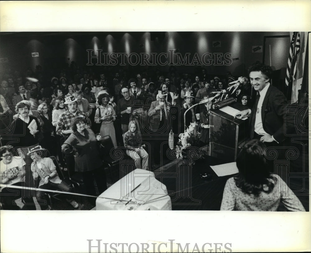 1980 Press Photo Dennis Conta talking to supporters in Serb Memorial Hall-Historic Images