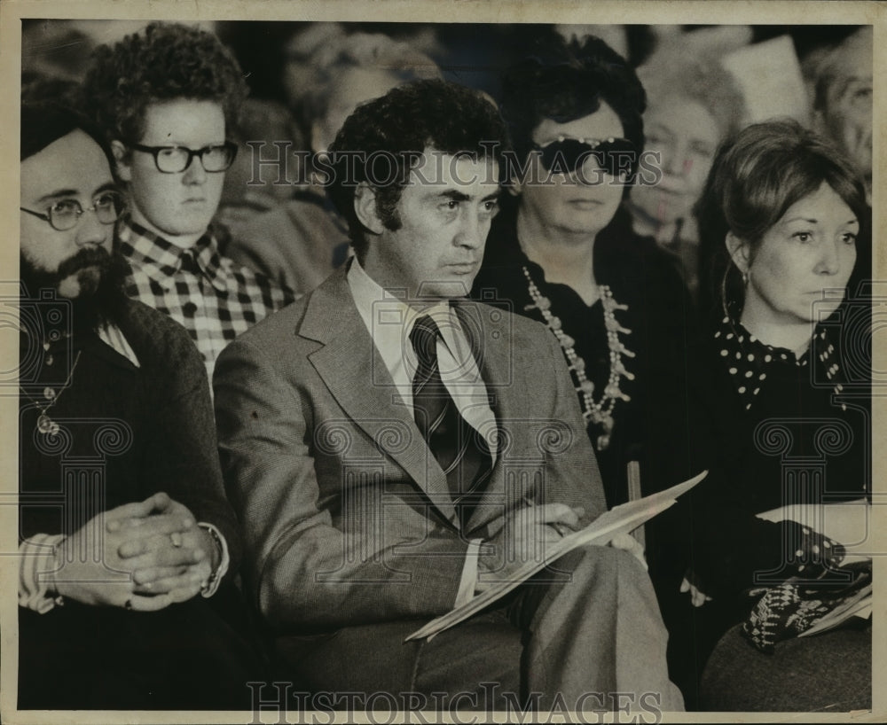 1975 Press Photo Denis Conta of Milwaukee takes down notes during a hearing - Historic Images