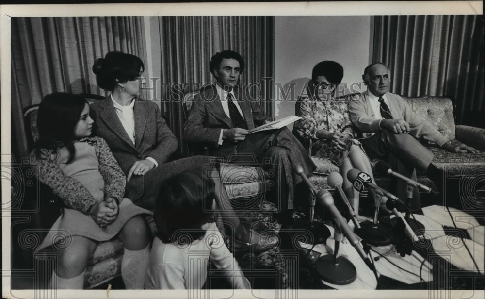1979 Press Photo Dennis Conta is interviewed at his parent&#39;s home - mja87135-Historic Images