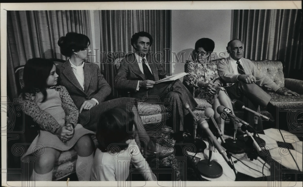 1979 Press Photo Dennis Conta is interviewed at his parent's home - mja87135-Historic Images