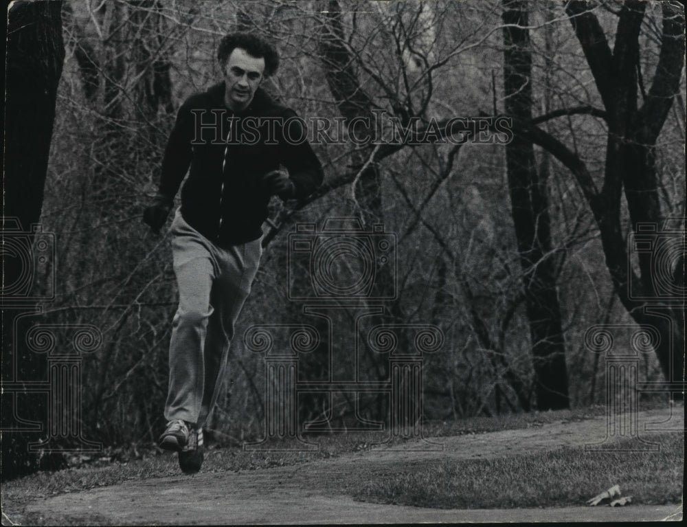 1978 Secretary of State Revenue Department Dennis Conta jogs a path-Historic Images
