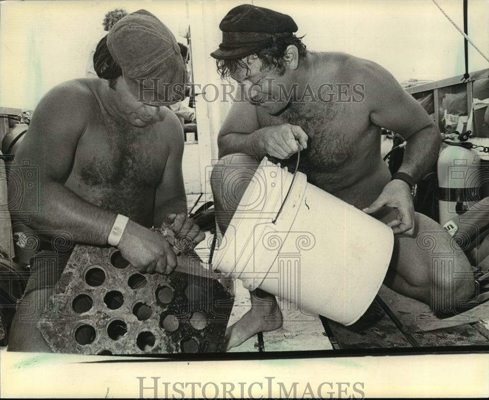 1981 Press Photo Mark Terry and William Ehrhardt clean ship grate at Lake Geneva - Historic Images