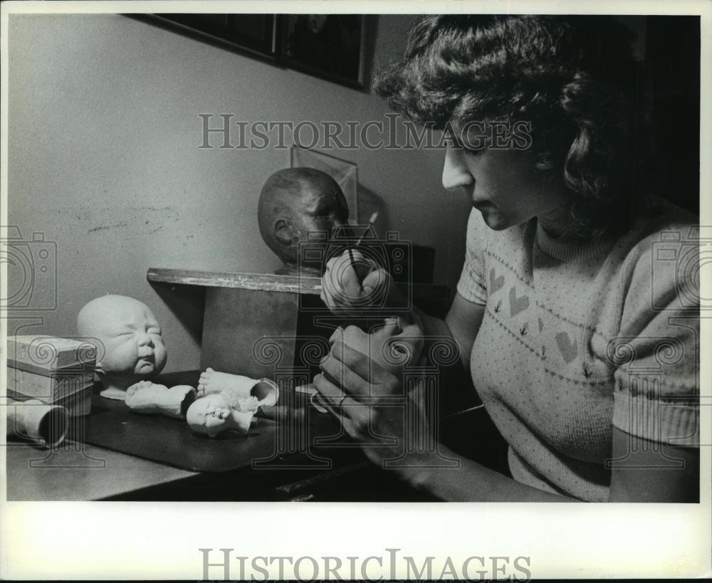1982 Press Photo Linda Webb, self taught, painting a porcelain doll&#39;s face- Historic Images