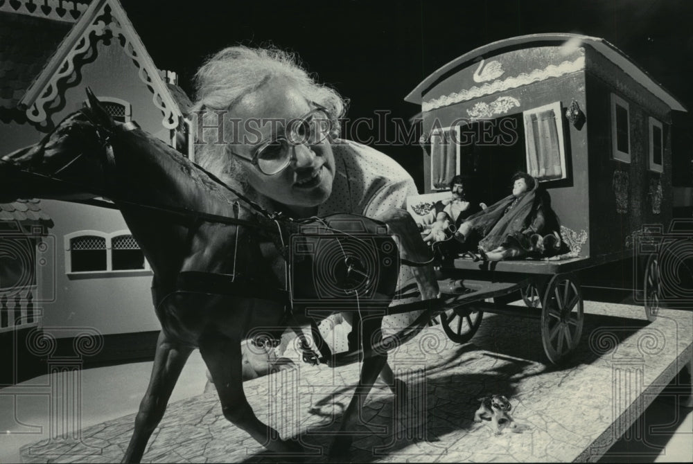1983 Press Photo Joyce Van Dusen&#39;s handmade gypsy wagon-Doll and Doll House Show - Historic Images