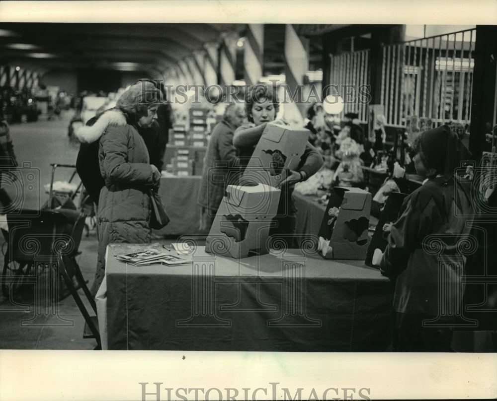 1983 Press Photo Connie Rasner with a Cabbage Patch vendor - mja87180 - Historic Images