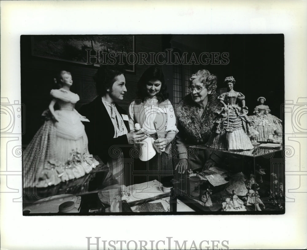 1982 Press Photo Demonstrating the making of lace draped Dresden for dolls - Historic Images