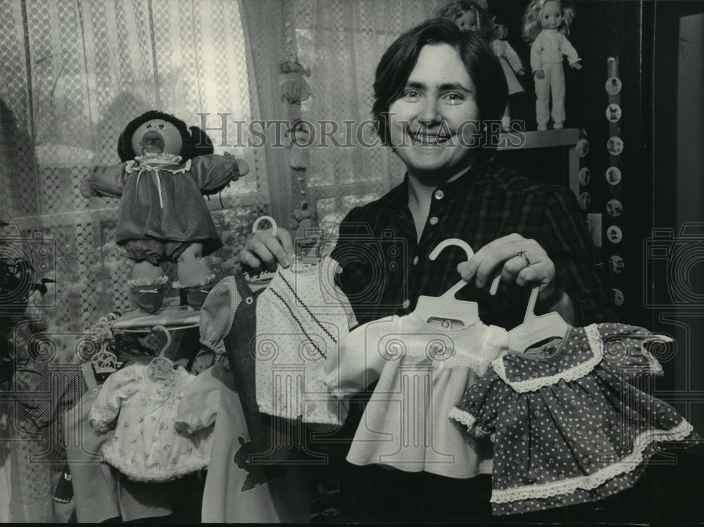 1983 Press Photo Karen Borchardt and her custom-made Cabbage Patch Kid clothes - Historic Images