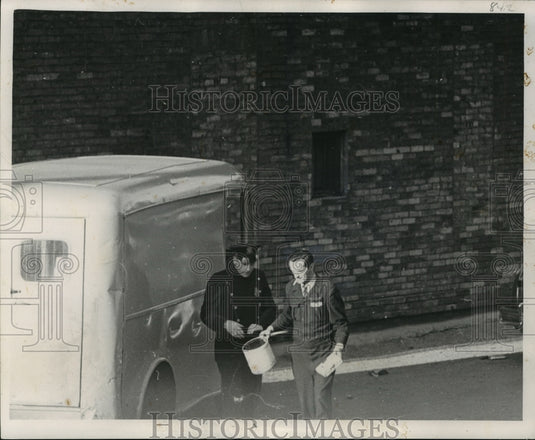 1949 Press Photo Patrolmen leaving Smoky Gooden's store with caramel popcorn - Historic Images