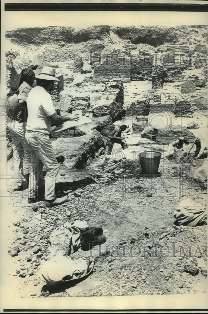 1972 Press Photo Egyptian Workers Uncovering ancient city of Fustat - mja87324 - Historic Images