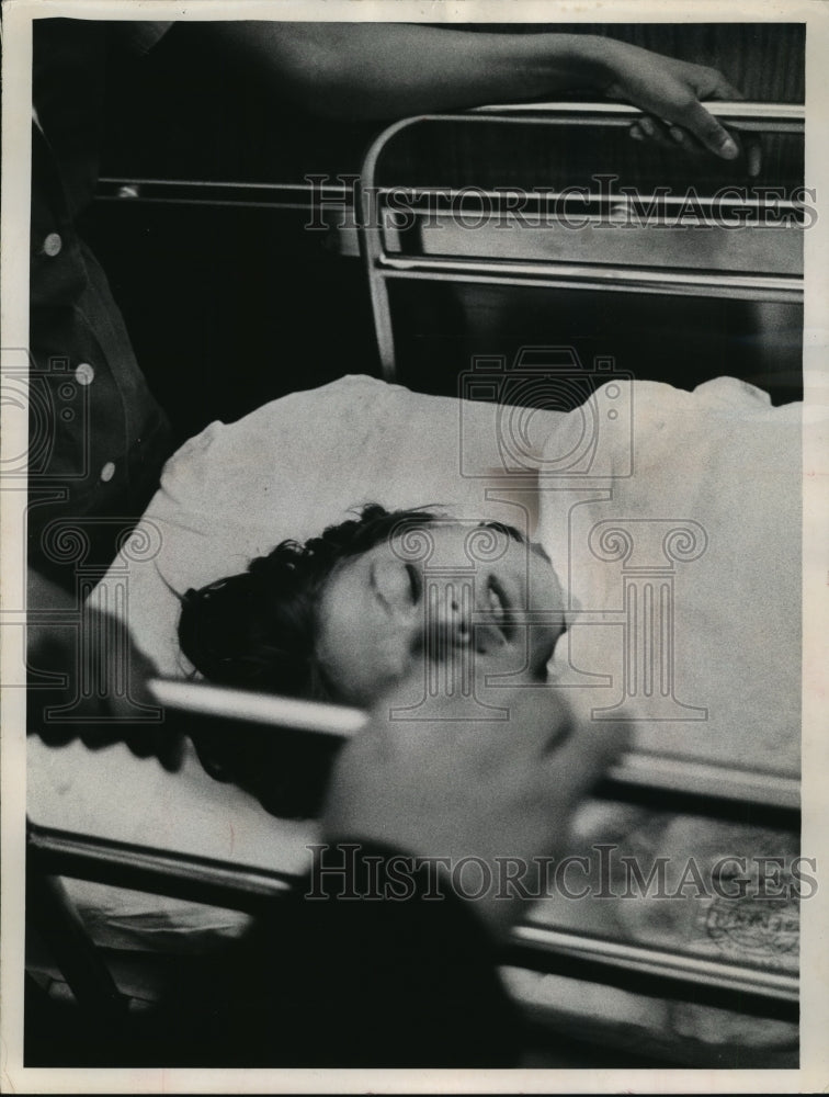 1964 Press Photo Shirley Clements, hospitalized after she was shot - Historic Images