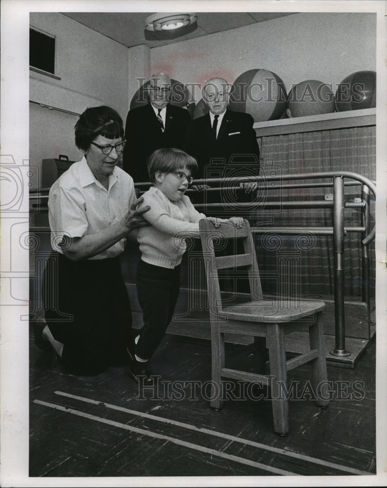 1965 Press Photo Edward B. Moylan, Jr. Visiting Kiwanis Center Curative Workshop-Historic Images
