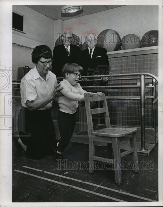1965 Press Photo Edward B. Moylan, Jr. Visiting Kiwanis Center Curative Workshop-Historic Images