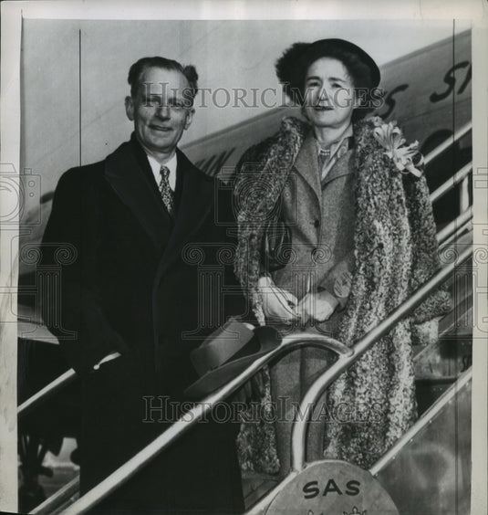 1947 Press Photo Dr. Carl Cori & Wife Mary Leaving New York for Stockholm - Historic Images