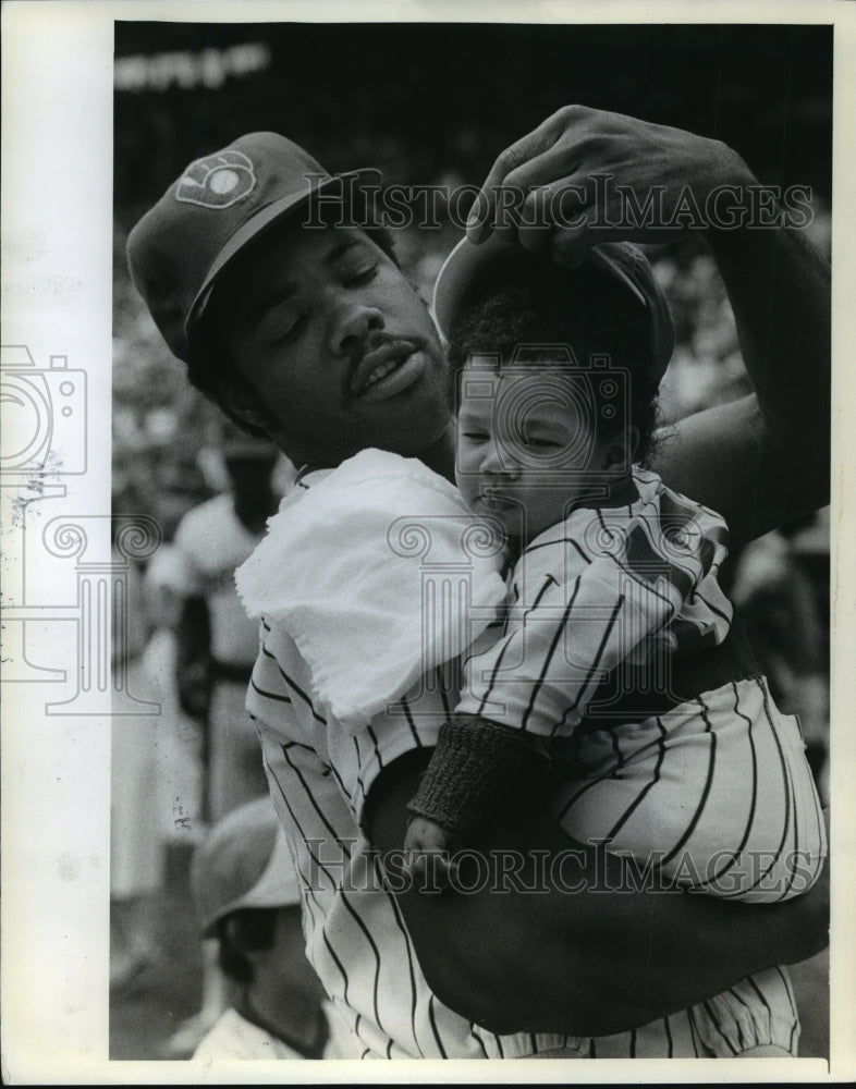 1978 Press Photo Cecil Cooper of Milwaukee Brewers with Daughter Kelly - Historic Images