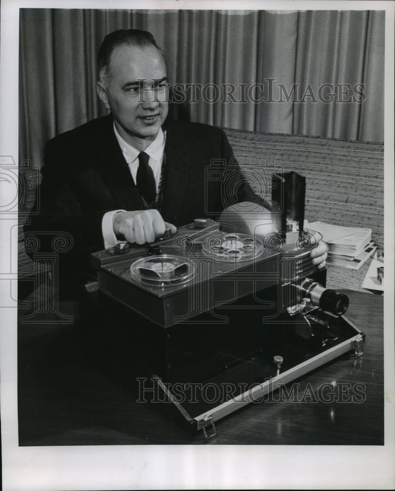 1957 Press Photo Automatic sound-slide film projector shown by Ken Cook. - Historic Images