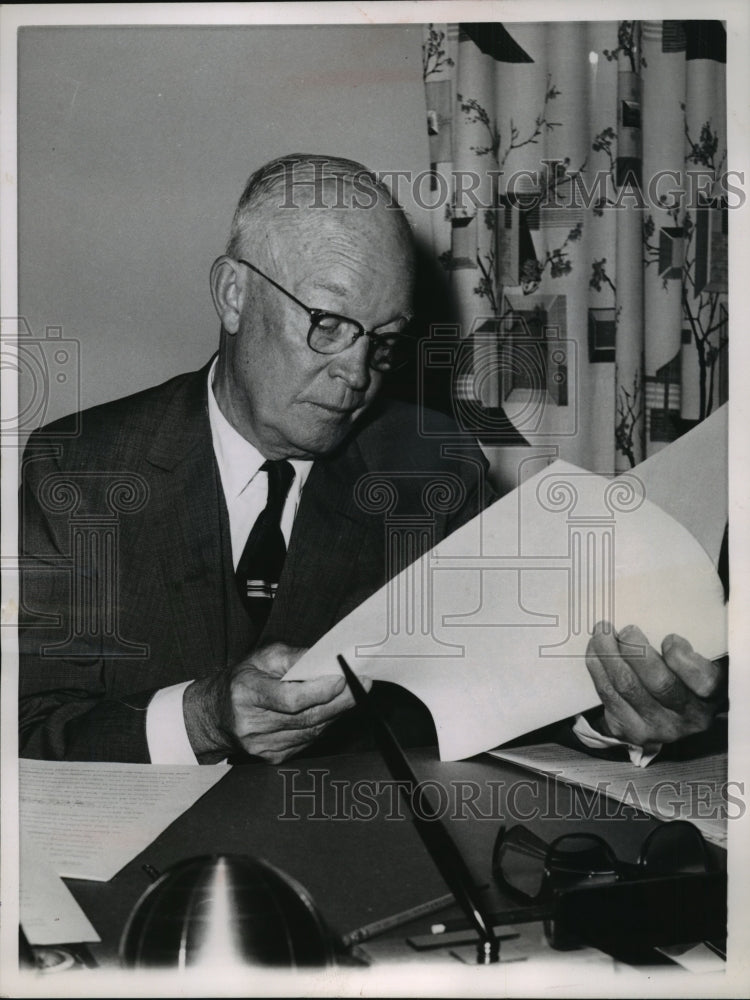 1961 Press Photo Dwight D. Eisenhower working in Gettysburg, Pennsylvania office-Historic Images