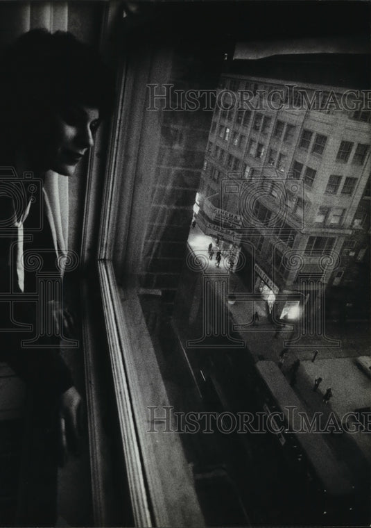 1980 Press Photo Barbara Stratland Looks Out Her Windo at Marc Plaza Milwaukee - Historic Images