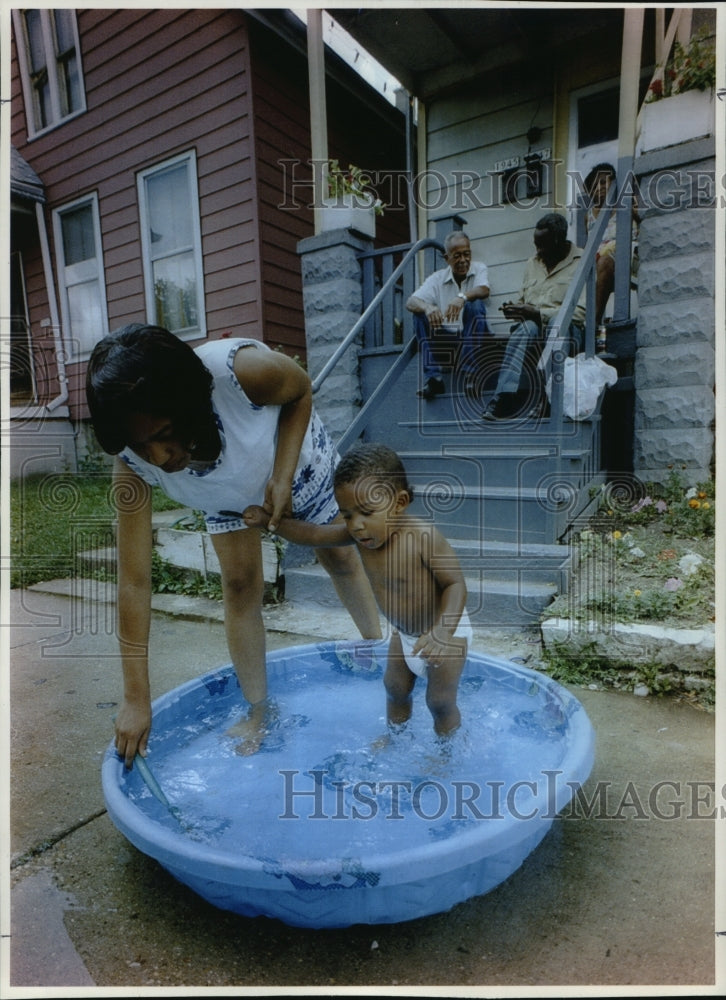 1993 Press Randell Williams and Renelle Jackson Keep Cool in Pool in Milwaukee - Historic Images