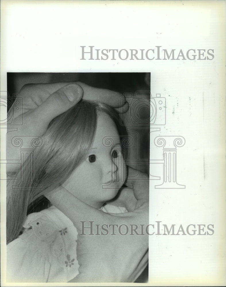 1983 Press Photo Carmen Christianson Gluing Hair On A Doll Milwaukee Museum-Historic Images