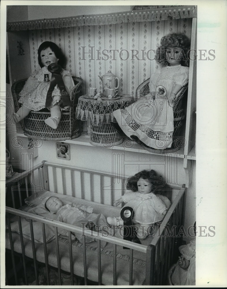 1982 Press Photo Linda Webb Displays Several Porcelain Dolls in Her Home - Historic Images